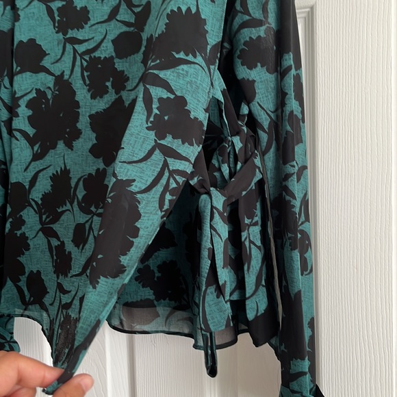 ✨2for20✨ Forever 21 long sleeve top with side ties - Picture 4 of 6